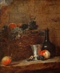 Panier de fruits avec raisins, un gobelet en argent et une bouteille, pêches, prunes et une poire