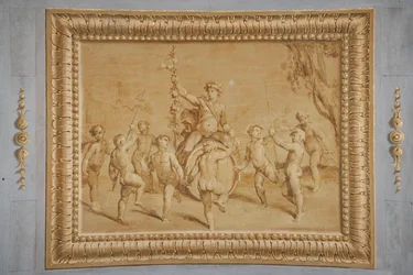 Relief doré faux, avec Bacchus à califourchon sur un tonneau, entouré de quelques chérubins dansants