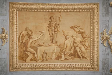Faux relief doré, avec la statue de Bacchus entourée de quelques offrants levant des coupes de vin