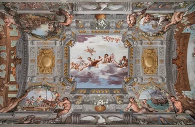 Banquet de mariage. Sur les nuages, Bacchus, Ariane et Vénus avec une figure versant du vin sont assis à une table ronde. Les autres dieux regardent de loin.