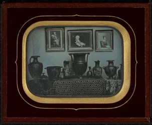Nature morte de vases grecs et trois peintures