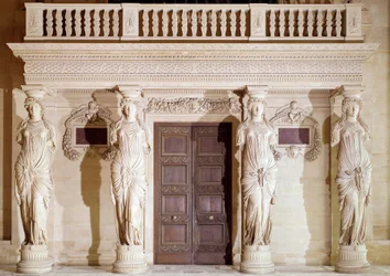 Architecture de la Renaissance : le balcon des Cariatides. Sculpture en pierre de Jean Goujon (1510-1567), XVIe siècle, Paris, musée du Louvre