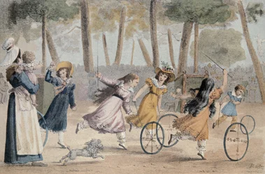 Filles jouant au cerceau dans les jardins du Luxembourg