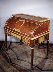 Mobilier Louis XVI : bureau à cylindre de la reine de France Marie-Antoinette