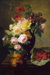 Roses, coquelicots, giroflées dans un vase avec des framboises