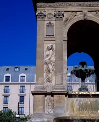 Architecture : détail de la fontaine des Innocents représentant les nymphes