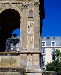 Architecture : détail de la fontaine des Innocents représentant les nymphes