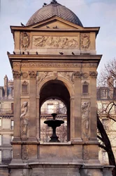 Architecture : vue de la fontaine des Innocents. Conçue par les architectes Jean Goujon, Augustin Pajou et Pierre Lescot. 1546-1549. Place Joachim du Bellay, Paris