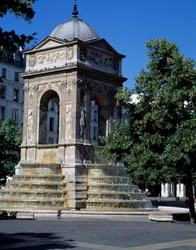 Architecture : vue de la fontaine des Innocents. Conçue par les architectes Jean Goujon, Augustin Pajou et Pierre Lescot. 1546-1549. Place Joachim du Bellay, Paris.
