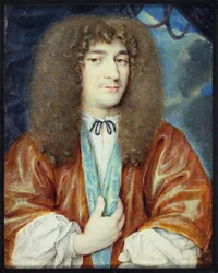 Un gentleman en chemise blanche et robe orange doublée de soie bleue, longue perruque châtain clair