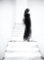 Une silhouette éthérée dans un escalier
