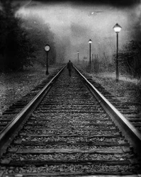 Un homme sur des rails embrumés