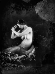 La sirène dans la grotte