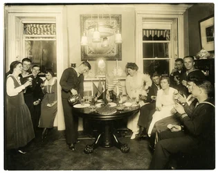 Alice Foote MacDougal divertissant un groupe de marins dans son petit appartement pendant la guerre, Greenwich Village, New York, USA, c.1917-18