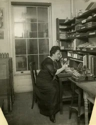 Beals dans son studio, c.1912-18