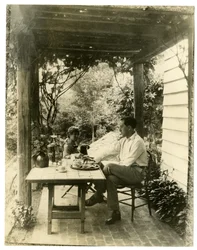 Couple assis dans un jardin, vers 1905-40