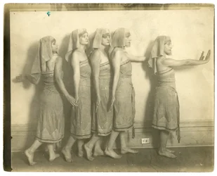 Préparation pour une fête de village au Liberal Club, New York, USA, c.1905-40