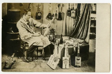Grandes taches de couleur sur une boîte en bois et Bobby Edwards dans son grenier sous les étoiles créant des ukulélés, Greenwich Village, New York, USA, vers 1905-20
