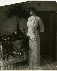 Tissu turc gris avec broderie noire et blanche, Lord & Taylor, v. 1905-18