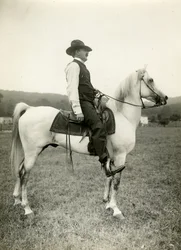 Homer Davenport sur son cheval arabe, c.1905-12