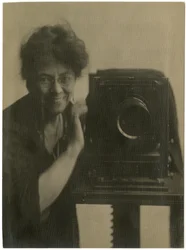 Jessie Tarbox Beals, autoportrait avec appareil photo, c.1918-20