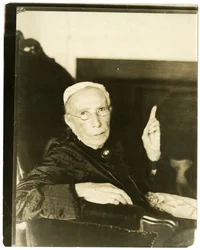 Mme Mary Moore, Brookline, Mass., âgée de 91 ans, récitant une ballade, v. 1905-27