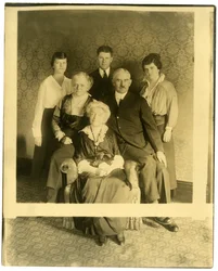 La vieille dame est Mme Lyman James, sœur de Marshall Field, c.1905-28