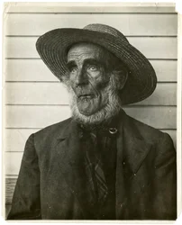 Vieil homme avec un chapeau de paille, c.1905-40