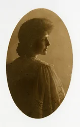 Portrait ovale de femme, vers 1905-40