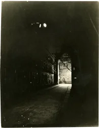Patchin Place la nuit, Greenwich Village, New York, USA, vers 1905-20 (photo gélatino-argentique)