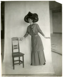 "Veuillez vous asseoir" Position correcte des jambes, du corps, des bras et des mains, vers 1905-18