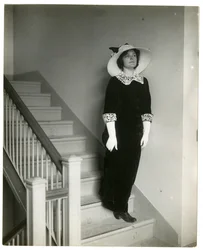 Bonne manière de descendre les escaliers, c.1905-18
