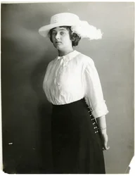 Blouse en soie et chapeau blanc, McCreery