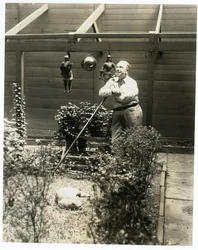 Tony Sarg dans son jardin