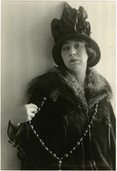 Zoë Akins, auteur de Déclassée, vers 1905-40