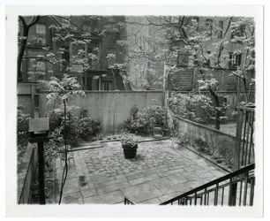 patio arrière avec nichoir, New York, USA, vers 1905-40