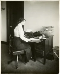 modèle avec machine à écrire, vers 1905-18