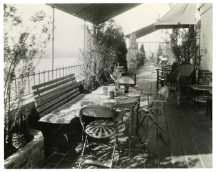 patio surplombant la rivière, vers 1936-37 (photo gélatino-argentique)