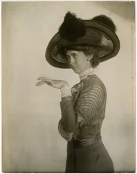 Profil de chapeau à plumes, vers 1905-18