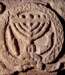 Judaïsme : élément architectural en basalte d