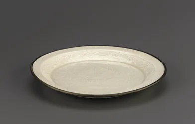 Plat en céramique Ding avec décoration moulée de canards mandarins, province de Hebei, 12ème-13ème siècle