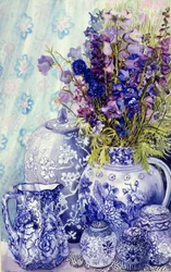 Delphiniums avec pots bleus antiques