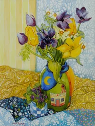 Tulipes et anémones avec un pot de violettes