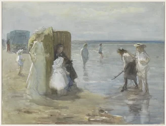 Vue le long de la ligne de marée sur la plage de Scheveningen, avec deux dames et des enfants
