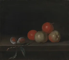 Pommes et pêches sur une table