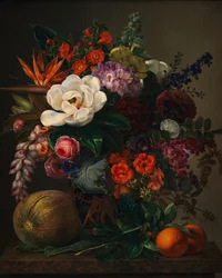 Un vase avec des fleurs