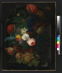 Un panier de fleurs avec des fruits