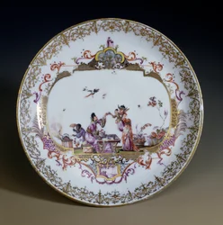 Art allemand : Porcelaine de Meissen. Chinoiserie représentant des personnages asiatiques buvant du thé. Soucoupe décorée par Johann Gregor Hoeroldt (ou Herold 1696-1775), vers 1730. Paris, Arts décoratifs