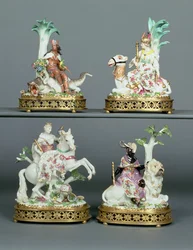Quatre groupes de Meissen représentant les Quatre Continents, montés avec du bronze doré Louis XVI, modelés par Johann Joachim Kändler (1706-75), milieu du XVIIIe siècle