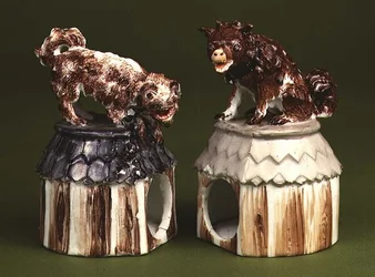 Figures de compagnons Meisson : chien assis sur un chenil et un terrier